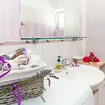 Nea Leona Apartamento