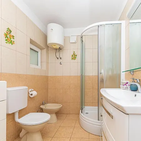 Nea Leona Apartman *