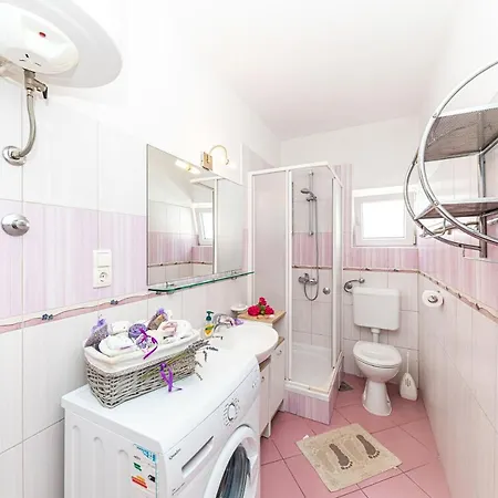 Nea Leona Apartman *